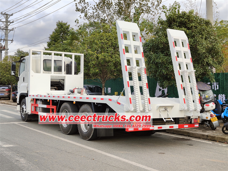 Self Loading Isuzu Giga 6X4 Heavy Machinery Excavator Flatbed Truck