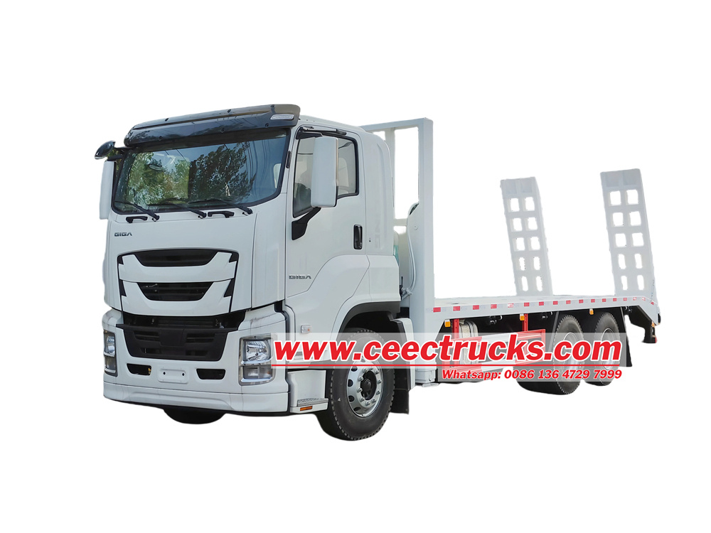 Isuzu Giga 10 wheeler hauling flatbed truck