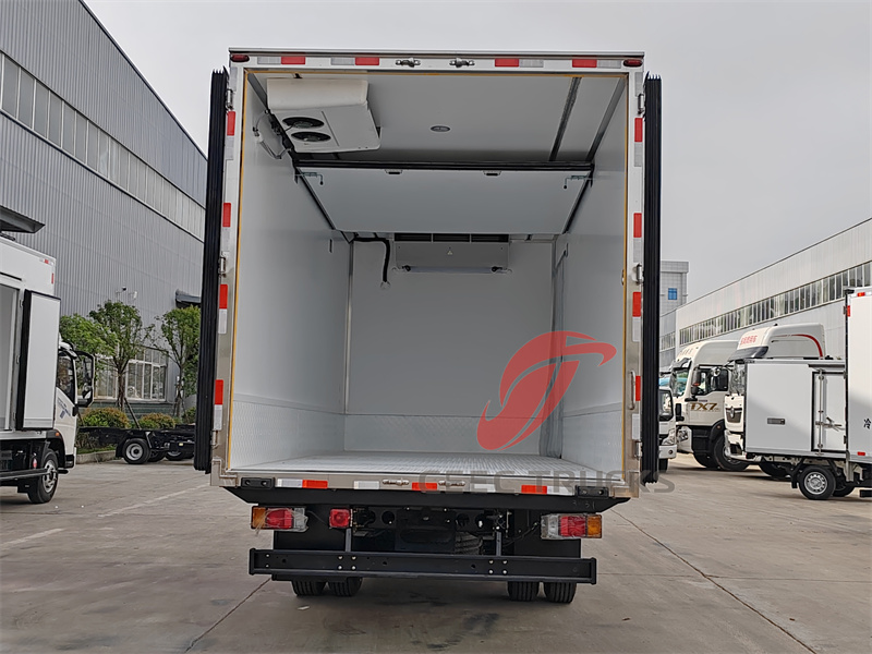 ISUZU Refrigerated Truck with Partition ISUZU Refrigerated Truck with Partition