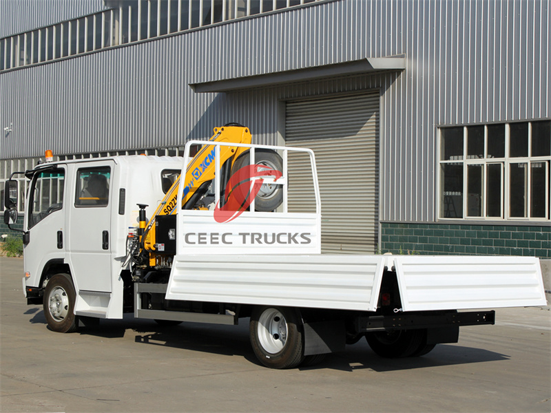 Isuzu NPR double cabin truck with knuckle crane Isuzu NPR double cabin truck with knuckle crane