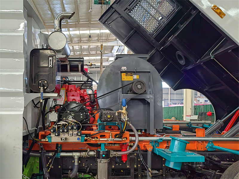 Isuzu cleaning sweeper truck