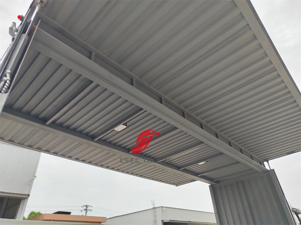 Isuzu van vehicle with hydraulic wings