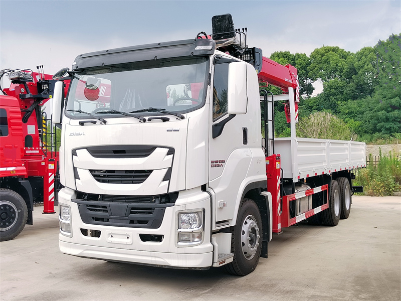 Isuzu GIGA 6x4 cargo truck mounted 12 tons crane