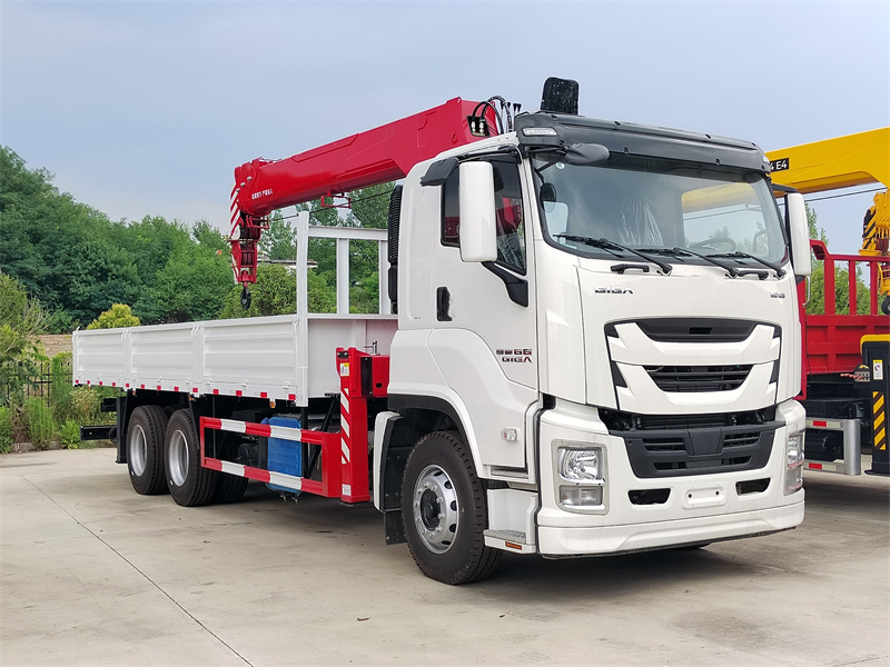 Isuzu GIGA 6x4 cargo truck mounted 12 tons crane