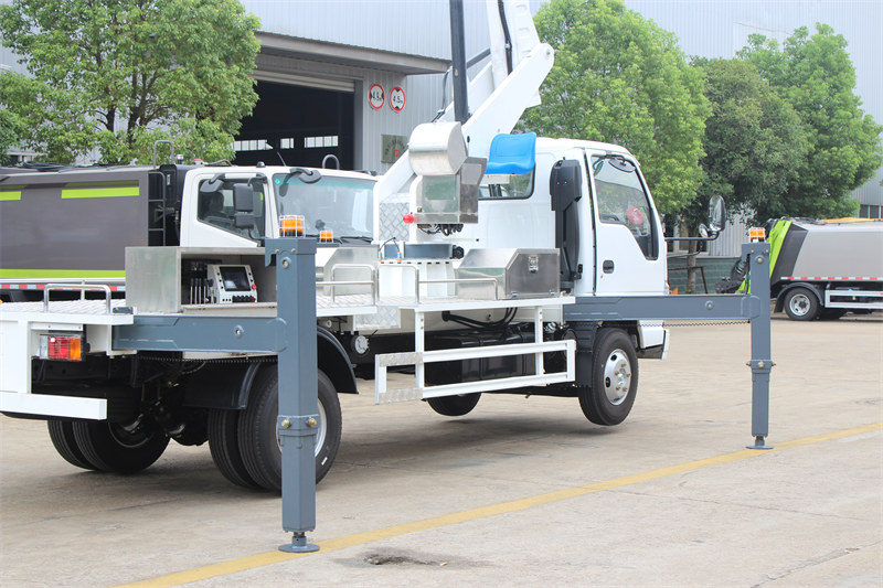 Isuzu manlifter truck with 4 sets hydraulic stabilizers
