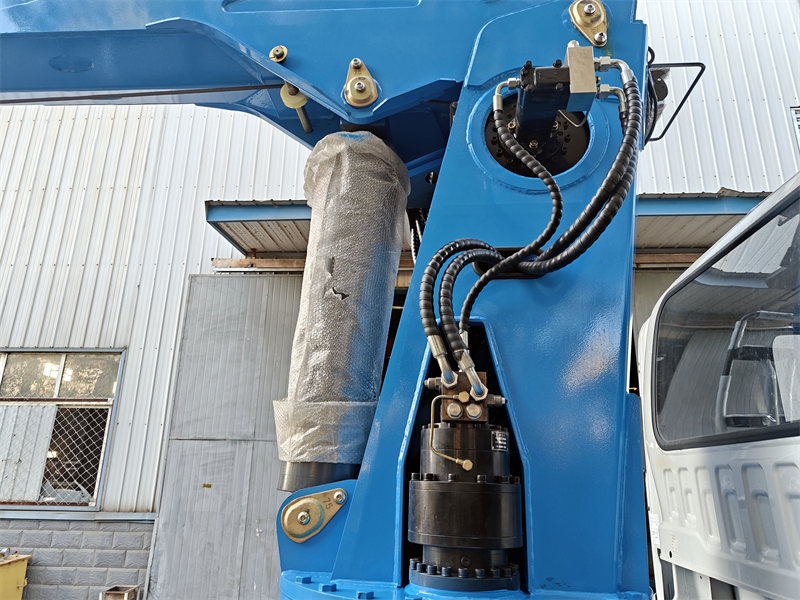 Isuzu FTR crane truck