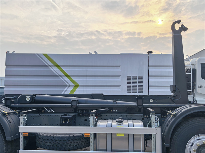 Howo TX 20tons hook loader truck