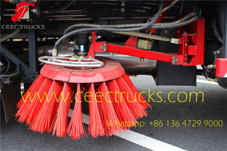  Dongfeng 4*2 dry-type road sweeper/dust cleaner road sweeper  manufacturer