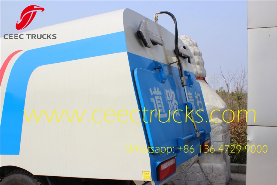 Dongfeng 7400kg gross weight road sweeping truck with sweeper and washer