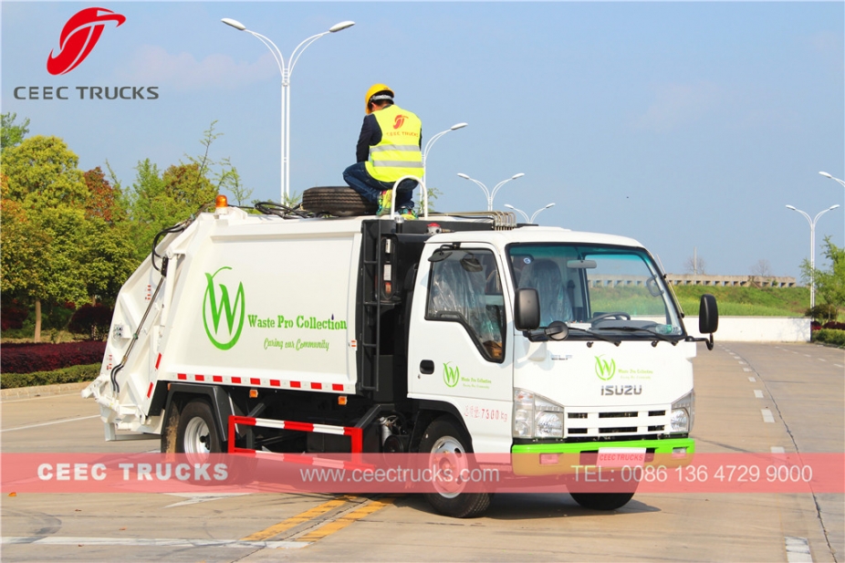 Truk pemadat sampah ISUZU 5cbm