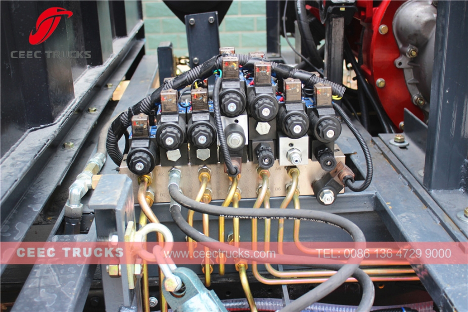 Truk penyapu jalan Dongfeng 5CBM