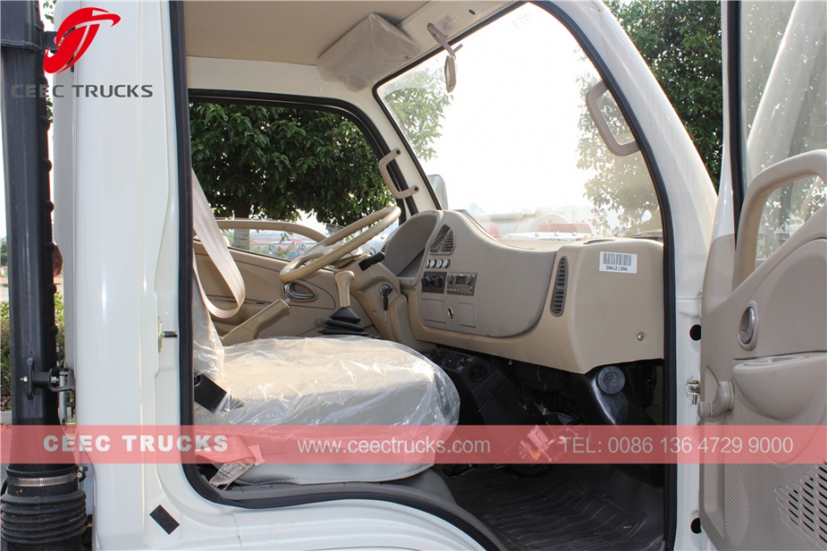 Low price Dongfeng 4,000L vacuum sewage suction truck