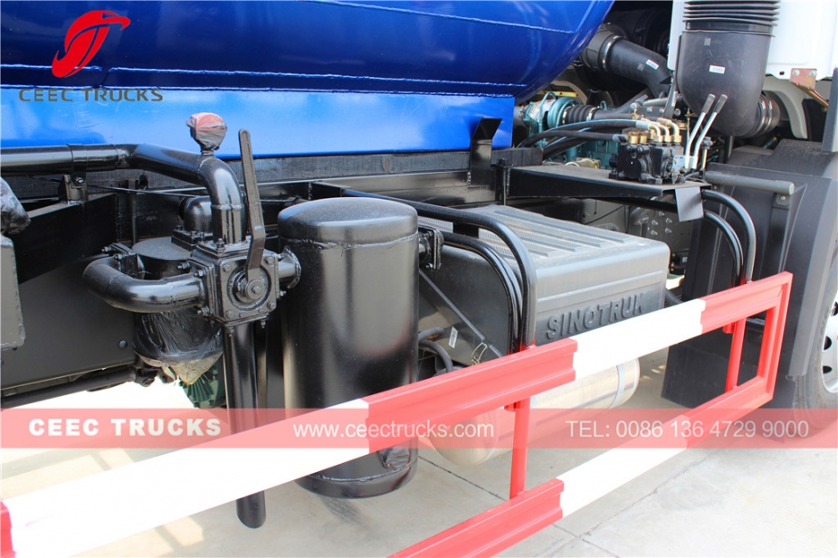 HOWO RHD model truk saluran pembuangan vakum 10.000L