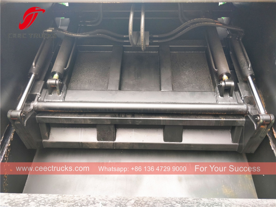 Truk pemadat HOWO 8cbm RHD