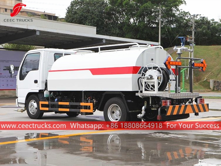 ISUZU 4CBM Water bowser dengan selang bertekanan tinggi