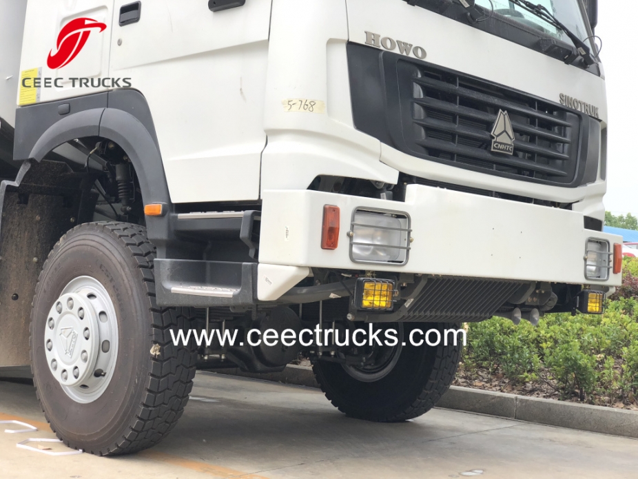 SINOTRUK HOWO 6X6 penggerak semua roda Truk tanker minyak bowser bahan bakar