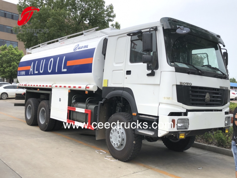 SINOTRUK HOWO 6X6 penggerak semua roda Truk tanker minyak bowser bahan bakar