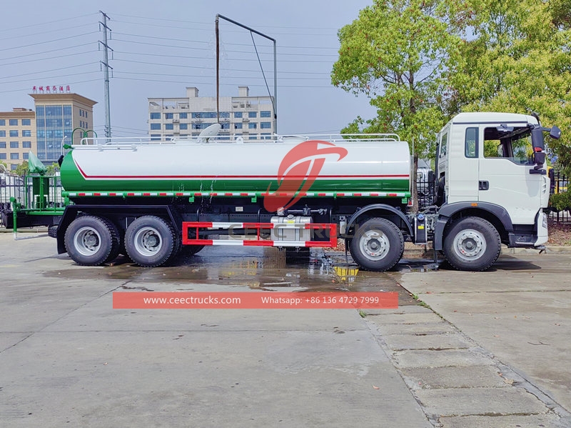 Truk tanker pengiriman air Howo 8x4 25.000Liter