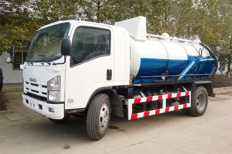 Isuzu NPR vacuum suction truck made in China