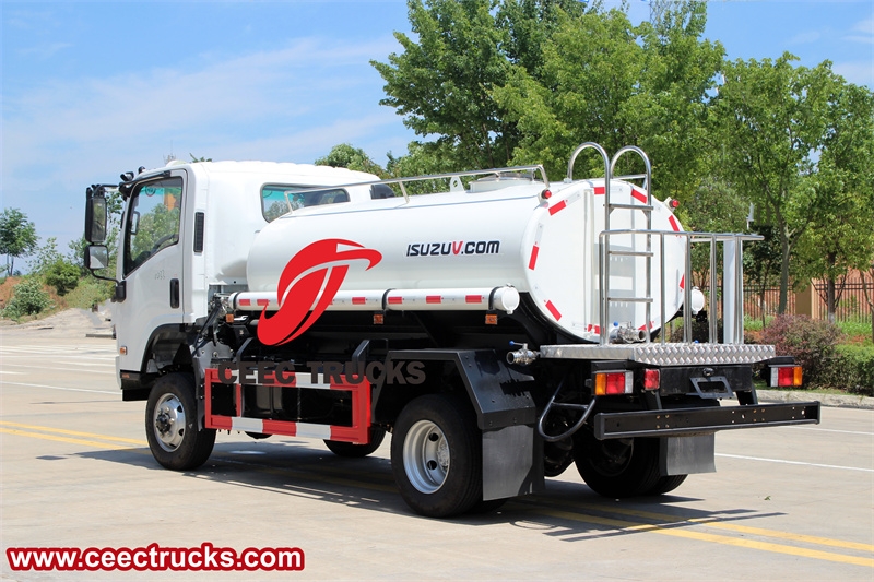 Isuzu 4x4 4cbm off-road potable water tanker for sale