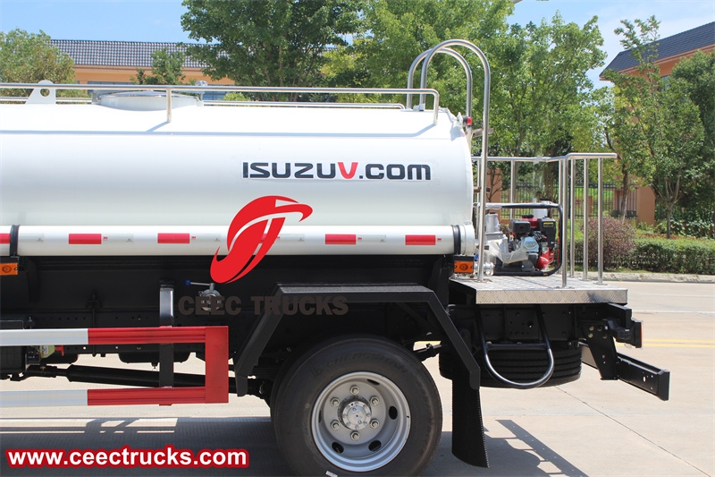 Isuzu 4x4 4cbm off-road potable water tanker for sale