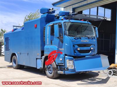 Isuzu Giga armored water cannon truck