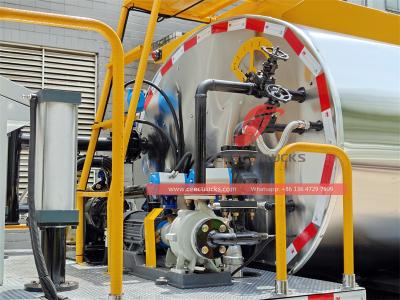 Howo light-duty 3000L asphalt spreading truck