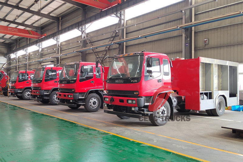 4 unit Truk Pemadam Kebakaran Tangki Air ISUZU FVR sedang diproduksi