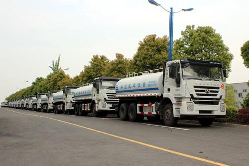 100 unit truk tangki air IVECO untuk provinsi xinjiang Cina