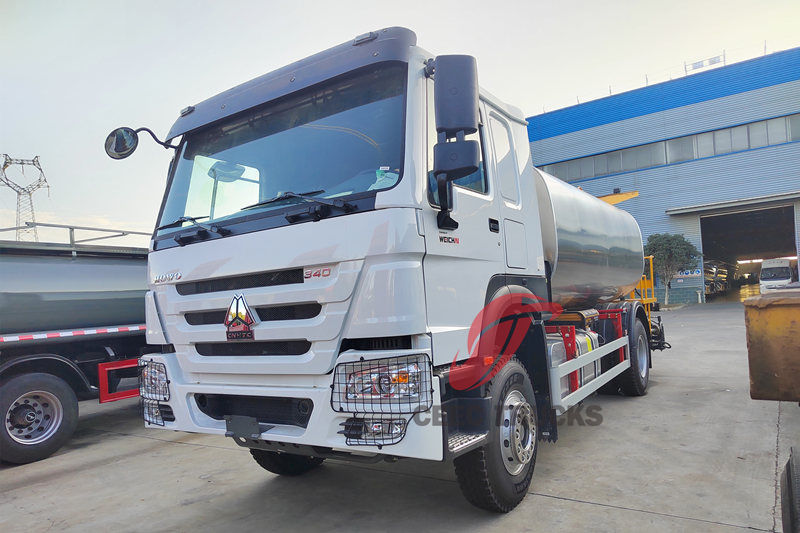 Truk Distributor Aspal HOWO 4x2 340HP