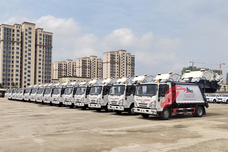 15 unit truk pemadat pemuat belakang Isuzu ELF baru