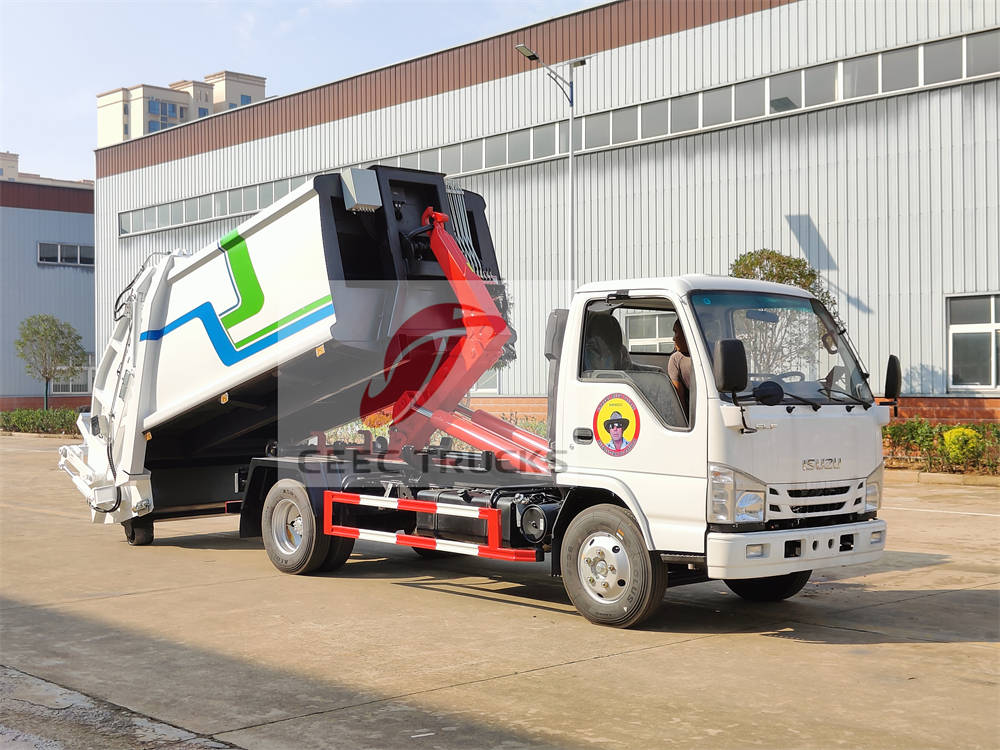 Loader belakang Isuzu 600P dengan hook lift diluncurkan oleh CEEC TRUCKS