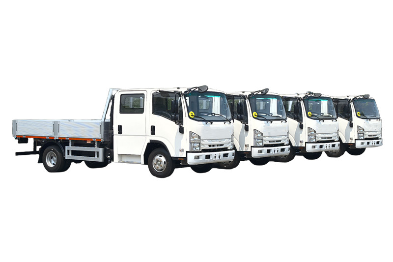 4 unit truk kargo ringan kabin ganda Isuzu KV100